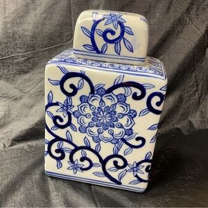 8" Tall Blue & White Ceramic Floral Vase
Ginger Jar Urn with Lid Chinoiserie